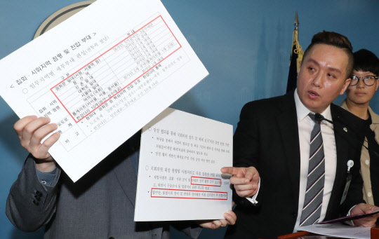 군인권센터 임태훈 소장(오른쪽)이 지난 21일 국회 정론관에서 '계엄령 문건 원본, 현 시국 관련 대비계획 폭로' 기자회견을 하고 있다.    연합뉴스